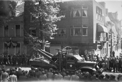 818833 Afbeelding van een legervoertuig tijdens de Memorial D-Day Parade in de Biltstraat te Utrecht; rechts de ingang ...